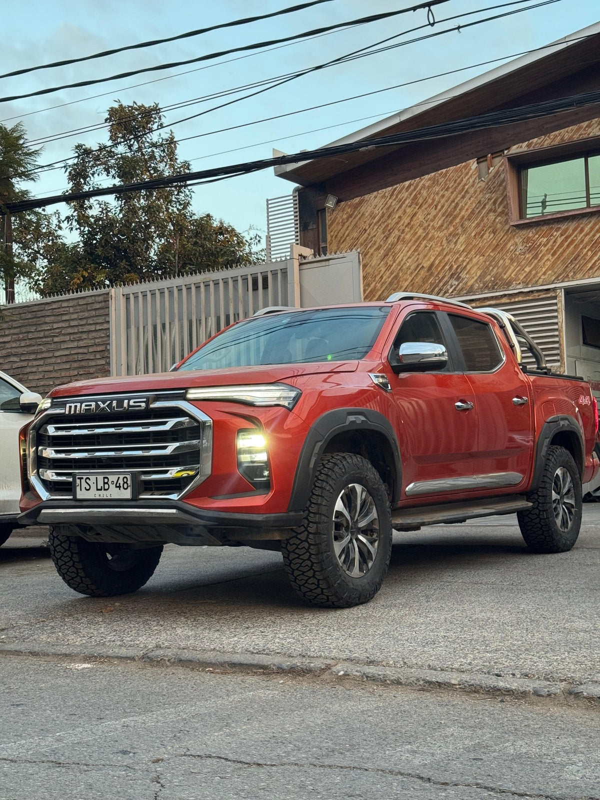 Maxus T90 2024 roja con suspension Rancho RS9000XL y neumaticos Maxxis RAZR AT811 275/65 R18