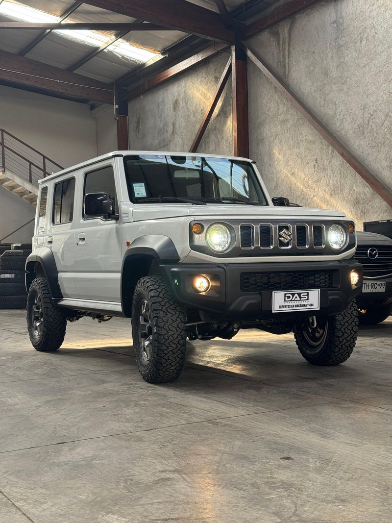 Suzuki Jimny 2026 blanco de 5 puertas levantado, con neumaticos BFGoodrich KO3 235/75 R15, en el taller DAS Performance