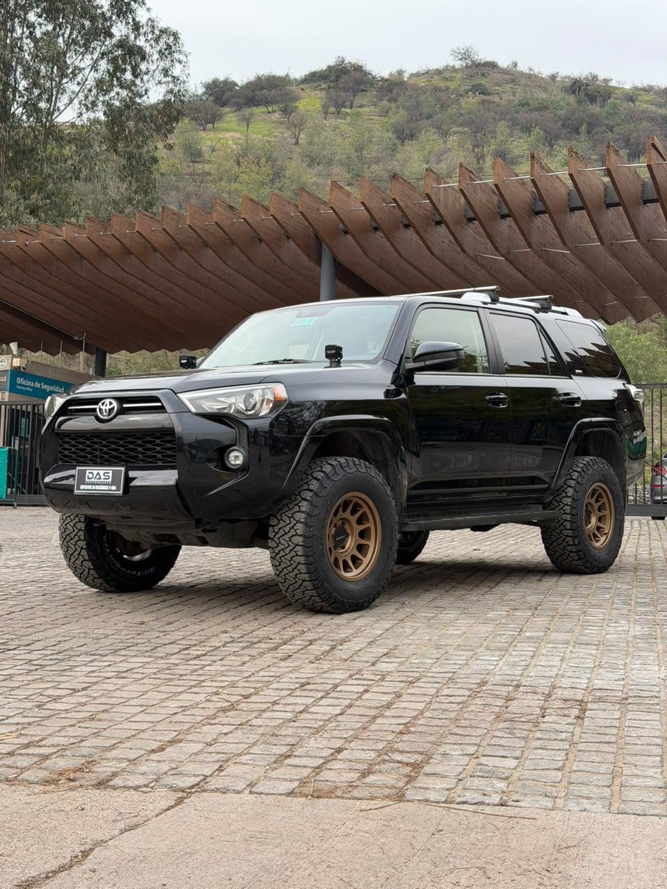 Toyota 4Runner 2021 negra de perfil, con suspension Ironman Foam Cell Pro y llantas Method 703 en bronce