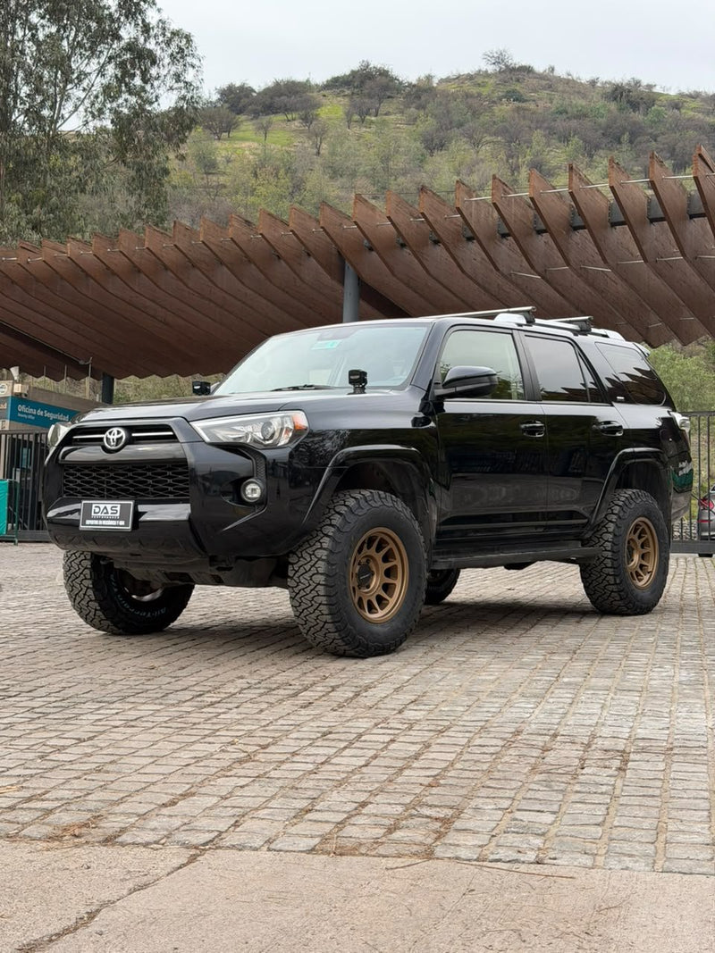 Toyota 4Runner 2021 negra de perfil, con suspension Ironman Foam Cell Pro y llantas Method 703 en bronce