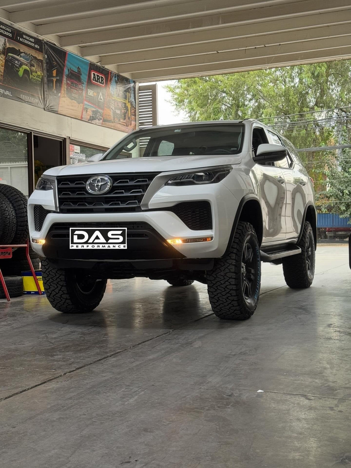 Toyota Fortuner 2026 blanca con 4,5 pulgadas de levante, en el taller DAS Performance