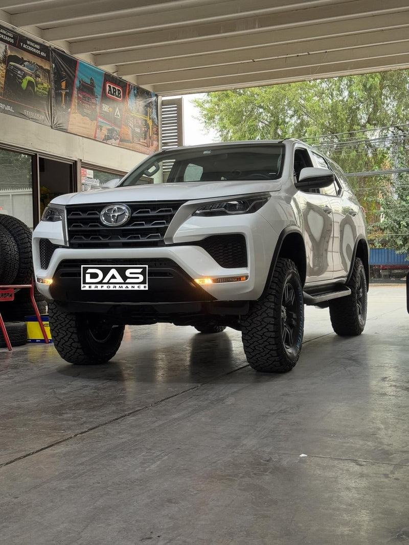Toyota Fortuner 2026 blanca con 4,5 pulgadas de levante, en el taller DAS Performance