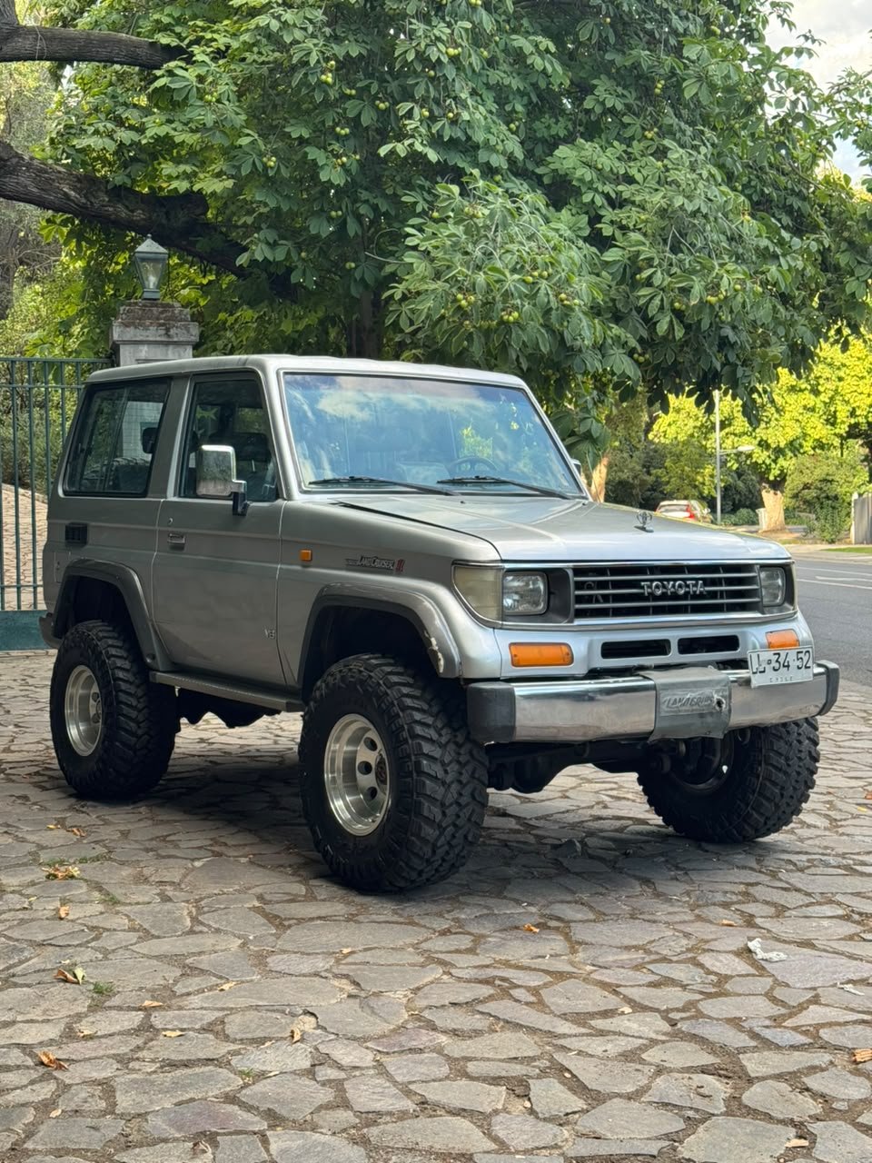 Toyota Land Cruiser RJ70 1995 con motor 3UZ V8, llantas RMC 15x10 y neumaticos 33x12.5