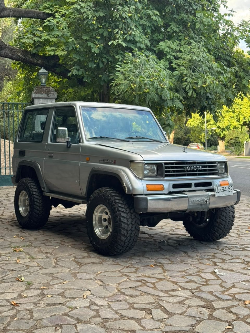 Toyota Land Cruiser RJ70 1995 con motor 3UZ V8, llantas RMC 15x10 y neumaticos 33x12.5