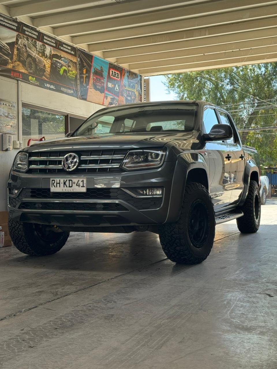 Volkswagen Amarok 2023 gris con llantas KMC KM544 y neumaticos BFGoodrich KO3 275/70 R17