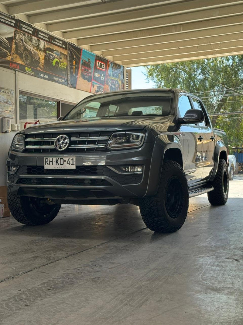 Volkswagen Amarok 2023 gris con llantas KMC KM544 y neumaticos BFGoodrich KO3 275/70 R17