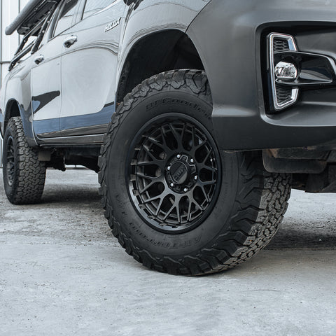 KMC KM722 TECHNIC 17x8.5 / 6x139 / 0 / S-BLCK / 4unds (foto 2 de 2)