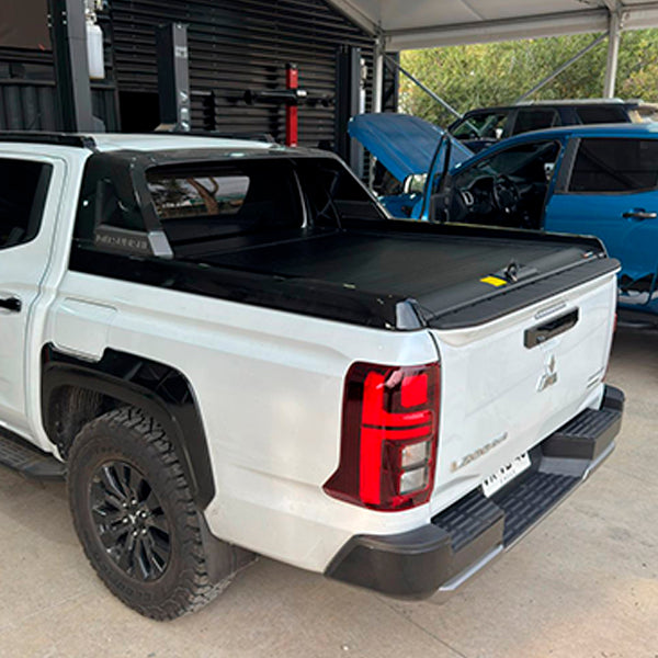 Tapa Retráctil Manual BULX15 2.0 Mitsubishi L-200 CD Con Barra OE 24->